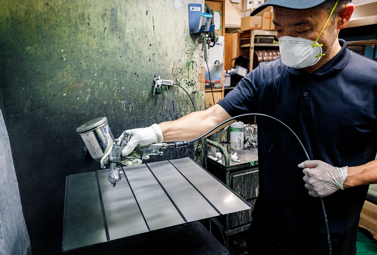 金属部品へのコーティング吹き付け作業