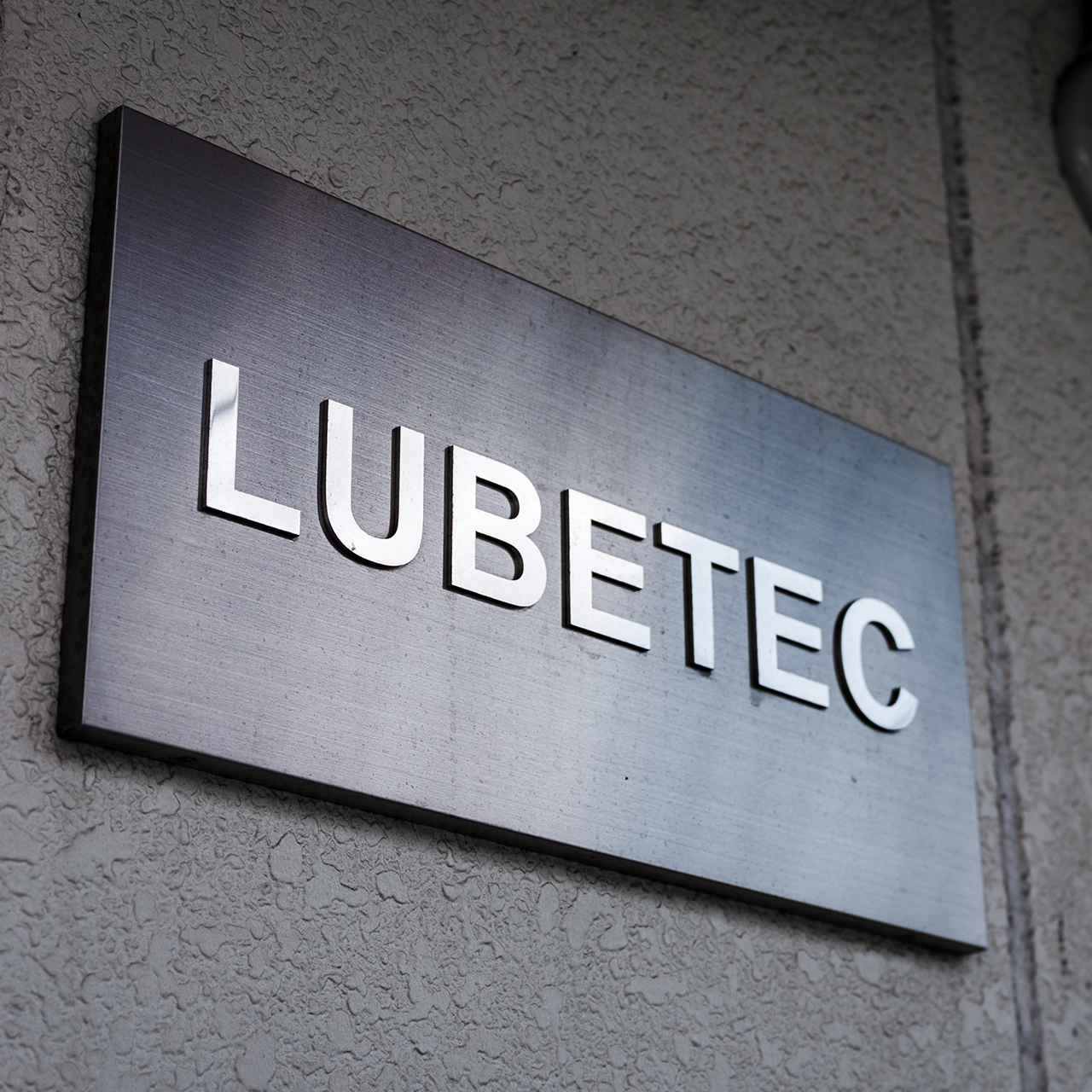 LUBETEC社名プレート